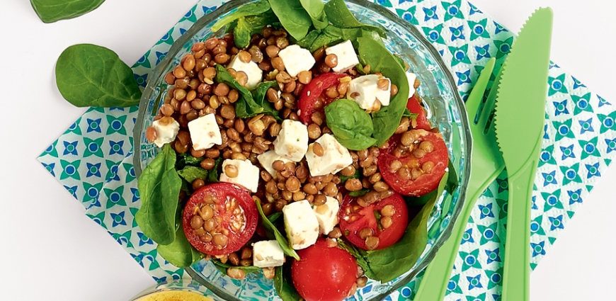 Salade de lentilles à la feta, tomates-cerise et pousses d’épinards