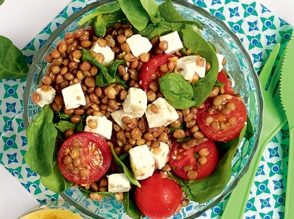 Salade de lentilles à la feta, tomates-cerise et pousses d’épinards