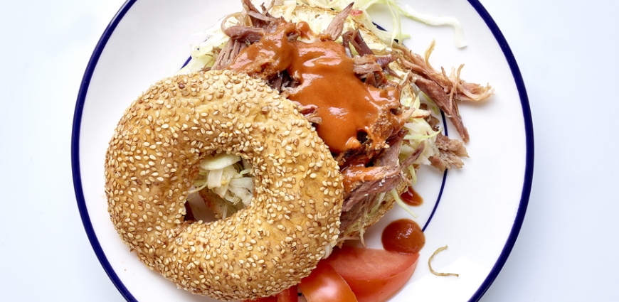 Bagel de « pulled pork » au chou blanc et sauce BBQ