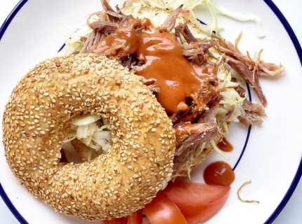 Bagel de « pulled pork » au chou blanc et sauce BBQ