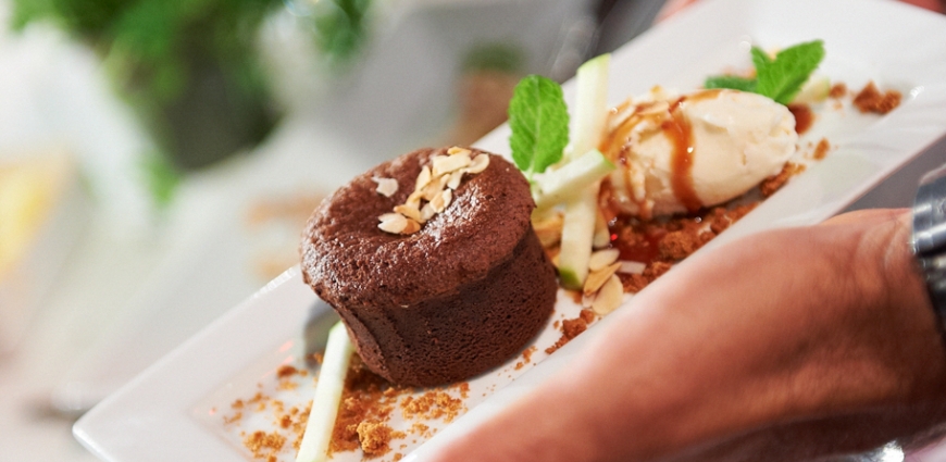 Moelleux chaud au chocolat, sorbet lait d’amandes, crumble de spéculoos et pomme verte