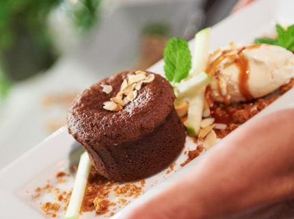 Moelleux chaud au chocolat, sorbet lait d’amandes, crumble de spéculoos et pomme verte