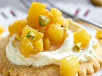 Sablés à l’ananas poêlé, mascarpone et pistaches