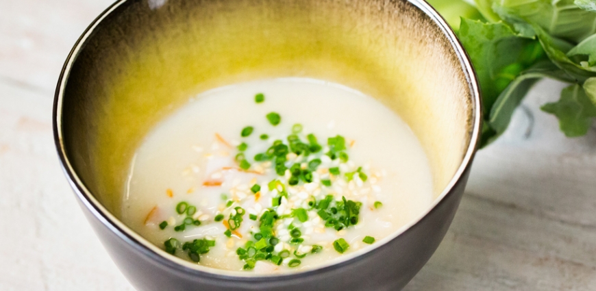 Soupe de chou-fleur et sésame avec ses lamelles de poulet fumé