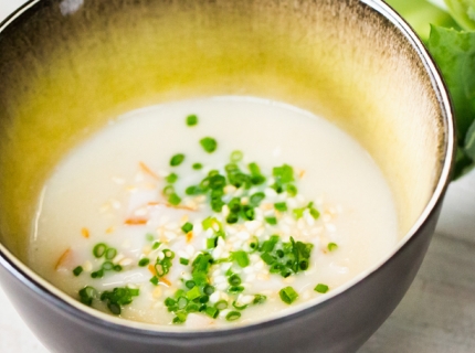 Soupe de chou-fleur et sésame avec ses lamelles de poulet fumé