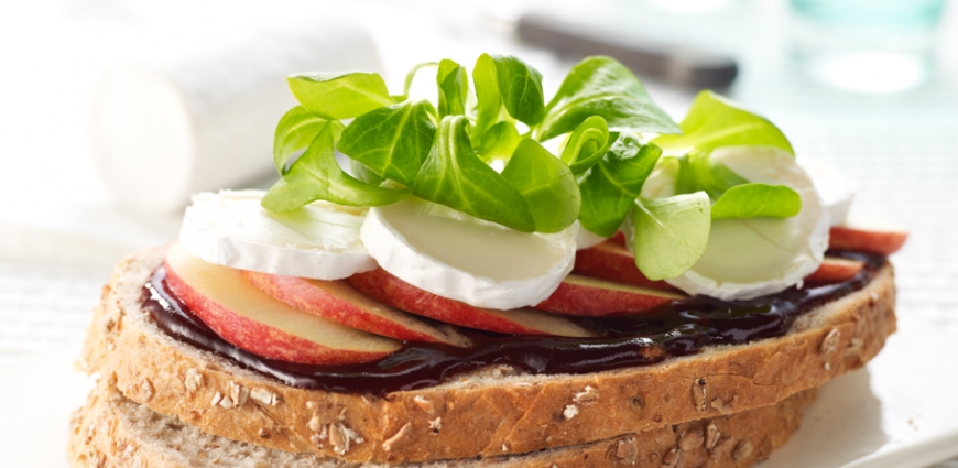 Tartines au chèvre, pommes et sirop de Liège