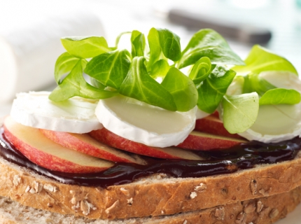 Tartines au chèvre, pommes et sirop de Liège