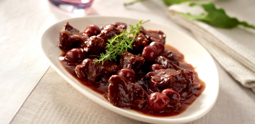 Civet de marcassin au vin blanc et aux cerises