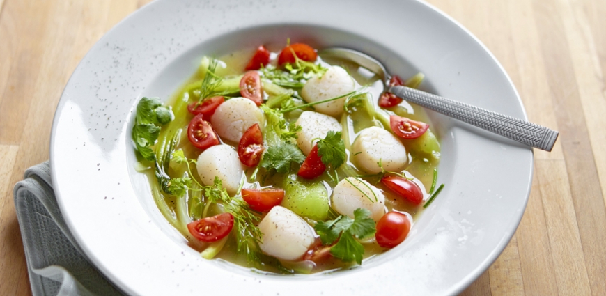 Nage de thé au citron, noix de saint-jacques et fines herbes