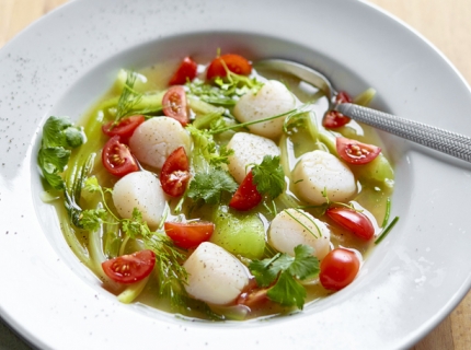 Nage de thé au citron, noix de saint-jacques et fines herbes