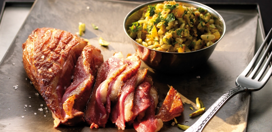 Magret de canard poêlé, salade de blé précuit, herbes fraîches, fruits secs et noix à la truffe