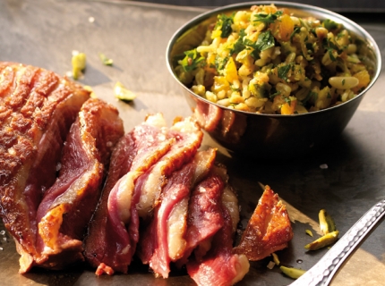 Magret de canard poêlé, salade de blé précuit, herbes fraîches, fruits secs et noix à la truffe