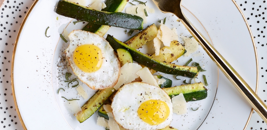 Bâtonnets de courgettes au parmesan et œufs de caille