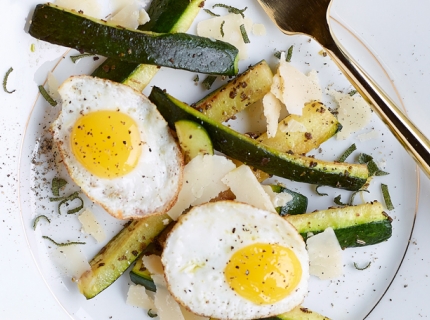 Bâtonnets de courgettes au parmesan et œufs de caille