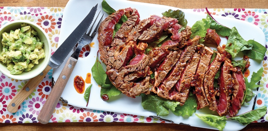 Entrecôte de bœuf marinée et salsa d'avocats