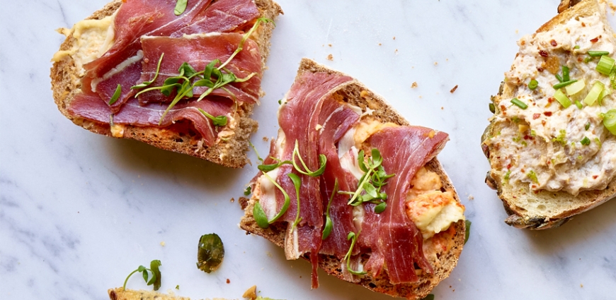 Pain d'épeautre au houmous et jambon Ibérico