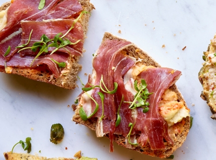 Pain d'épeautre au houmous et jambon Ibérico