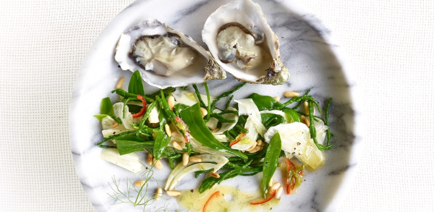 Huîtres et salade de salicornes, fenouil et épinards de mer