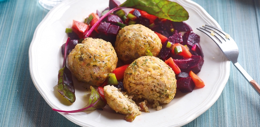 Boulettes de poulet-boulgour, salade de betterave rouge et carottes