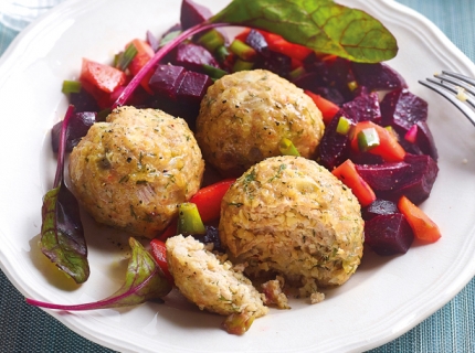 Boulettes de poulet-boulgour, salade de betterave rouge et carottes