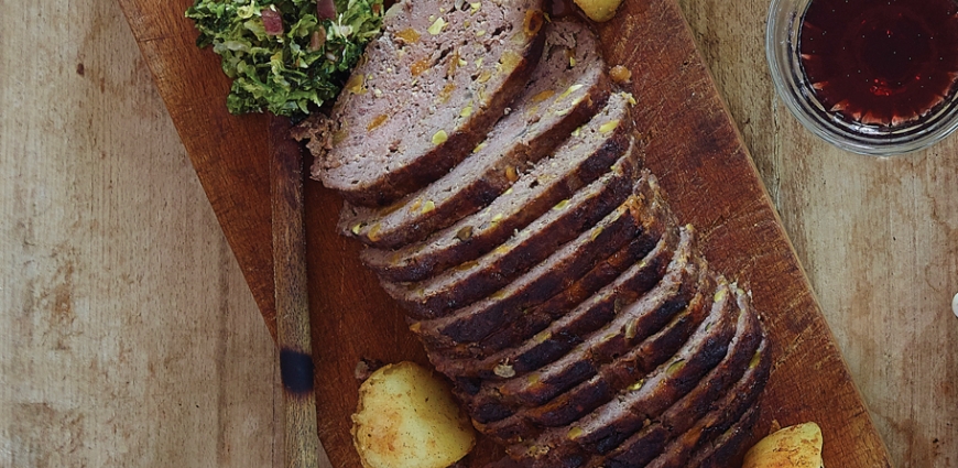 Pain de viande de Noël, purée de céleri et chou aux lardons