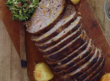 Pain de viande de Noël, purée de céleri et chou aux lardons