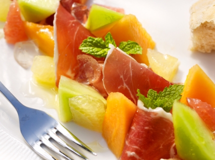 Salade de melon et pamplemousse au jambon et gelée de champagne