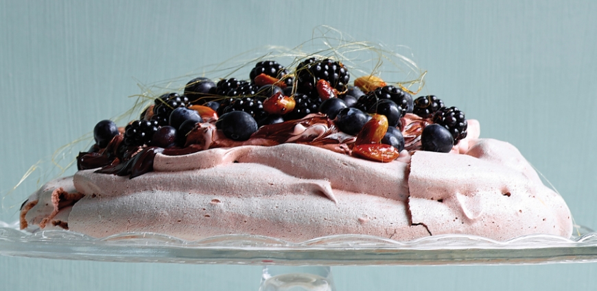 Pavlova au chocolat noir, amandes caramélisées, mûres et myrtilles