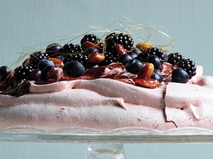 Pavlova au chocolat noir, amandes caramélisées, mûres et myrtilles