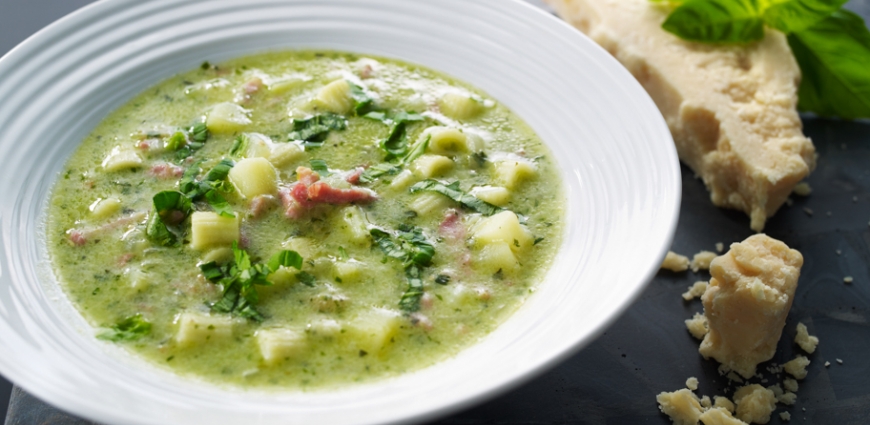 Soupe-repas aux lardons et au pesto