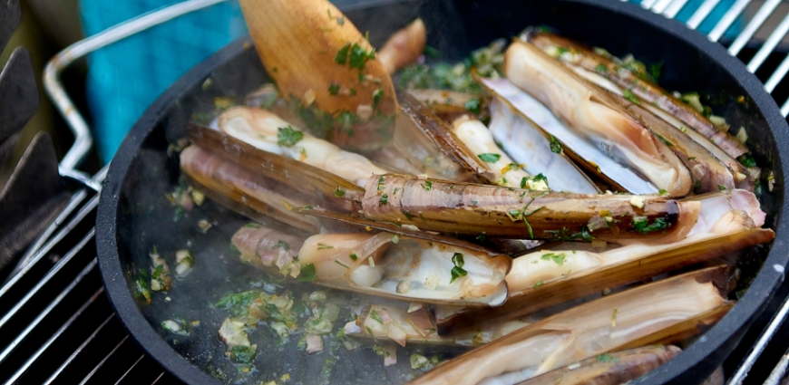 Couteaux au barbecue, beurre d'herbes relevé à l'orange