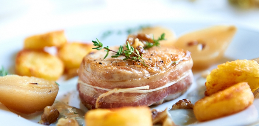 Tournedos d’Iberico au roquefort, poires baby et noix grillées