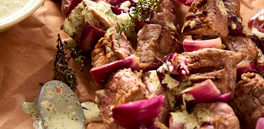 Brochettes de bœuf et sauce épicée au yaourt