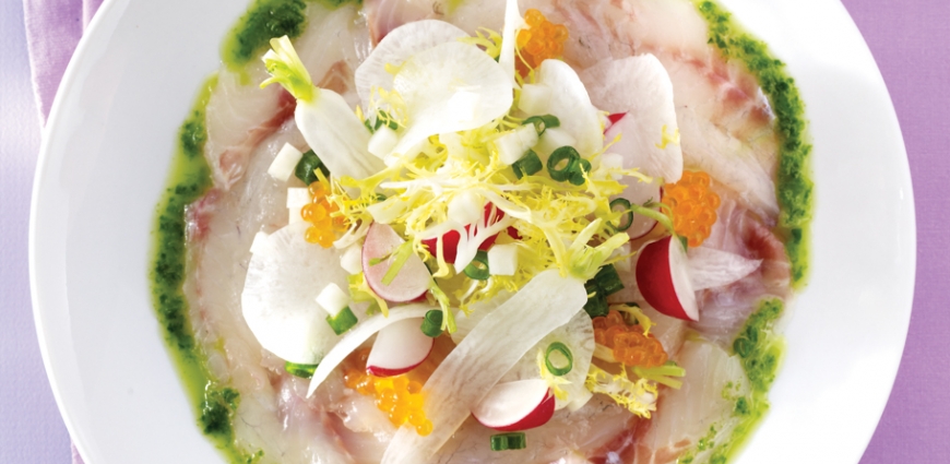 Salade de sashimi au bar et aux radis
