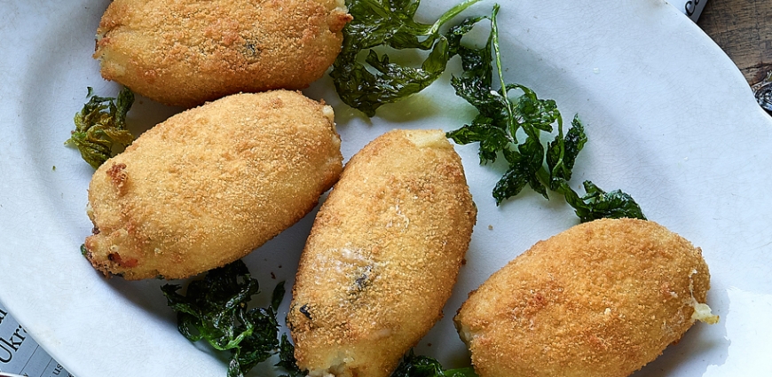 Croquettes de moules et feuilles de céleri frites