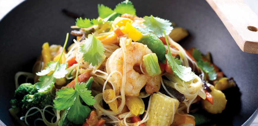 Légumes et crevettes tigrées sautés au wok