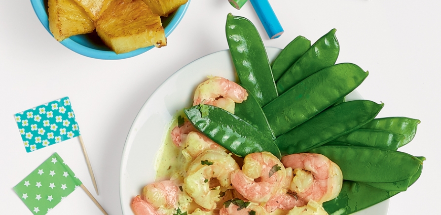 Crevettes au curry doux, mange-tout et ananas poêlé