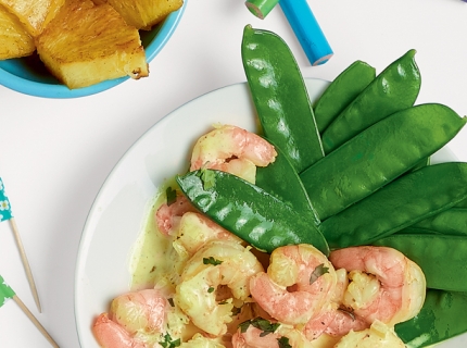 Crevettes au curry doux, mange-tout et ananas poêlé