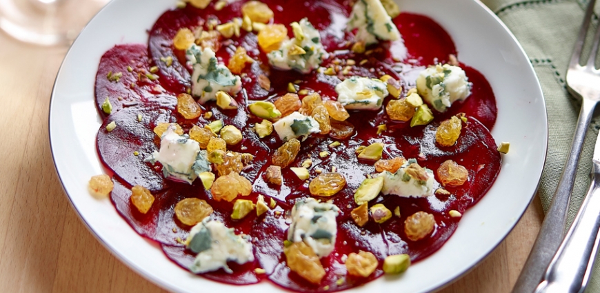 Carpaccio de betteraves, roquefort et vinaigrette au thé mûre-argousier