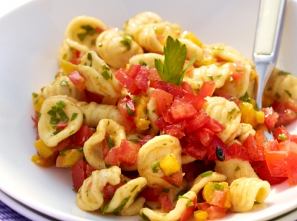 Salade de pâtes aux poivrons grillés et aux tomates