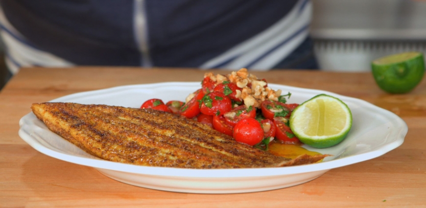 Sole au curcuma avec une salade de tomates, persil, coriandre et noix