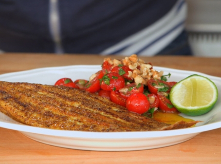 Sole au curcuma avec une salade de tomates, persil, coriandre et noix