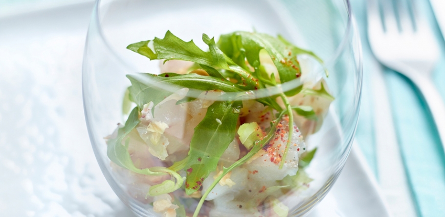 Tartare de bar aux noisettes et à la roquette