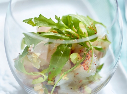 Tartare de bar aux noisettes et à la roquette