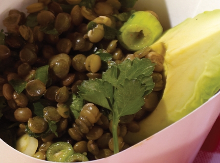 Salade de lentilles vertes à la menthe fraîche et à l’avocat