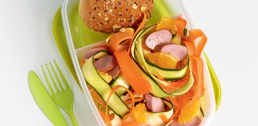 Salade de rubans de légumes à l’orange et aux saucisses