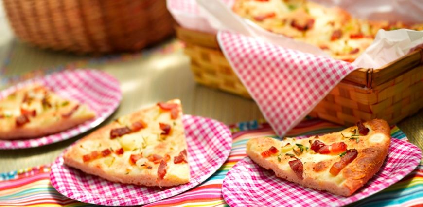 Focaccia aux lardons, ognons et parmesan