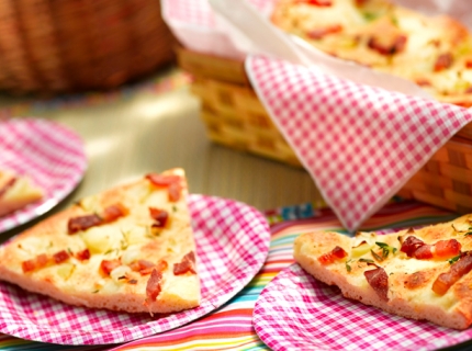 Focaccia aux lardons, ognons et parmesan