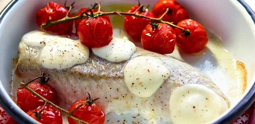 Filet de lieu rôti aux tomates bonbons et billes de mozzarella