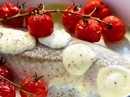 Filet de lieu rôti aux tomates bonbons et billes de mozzarella